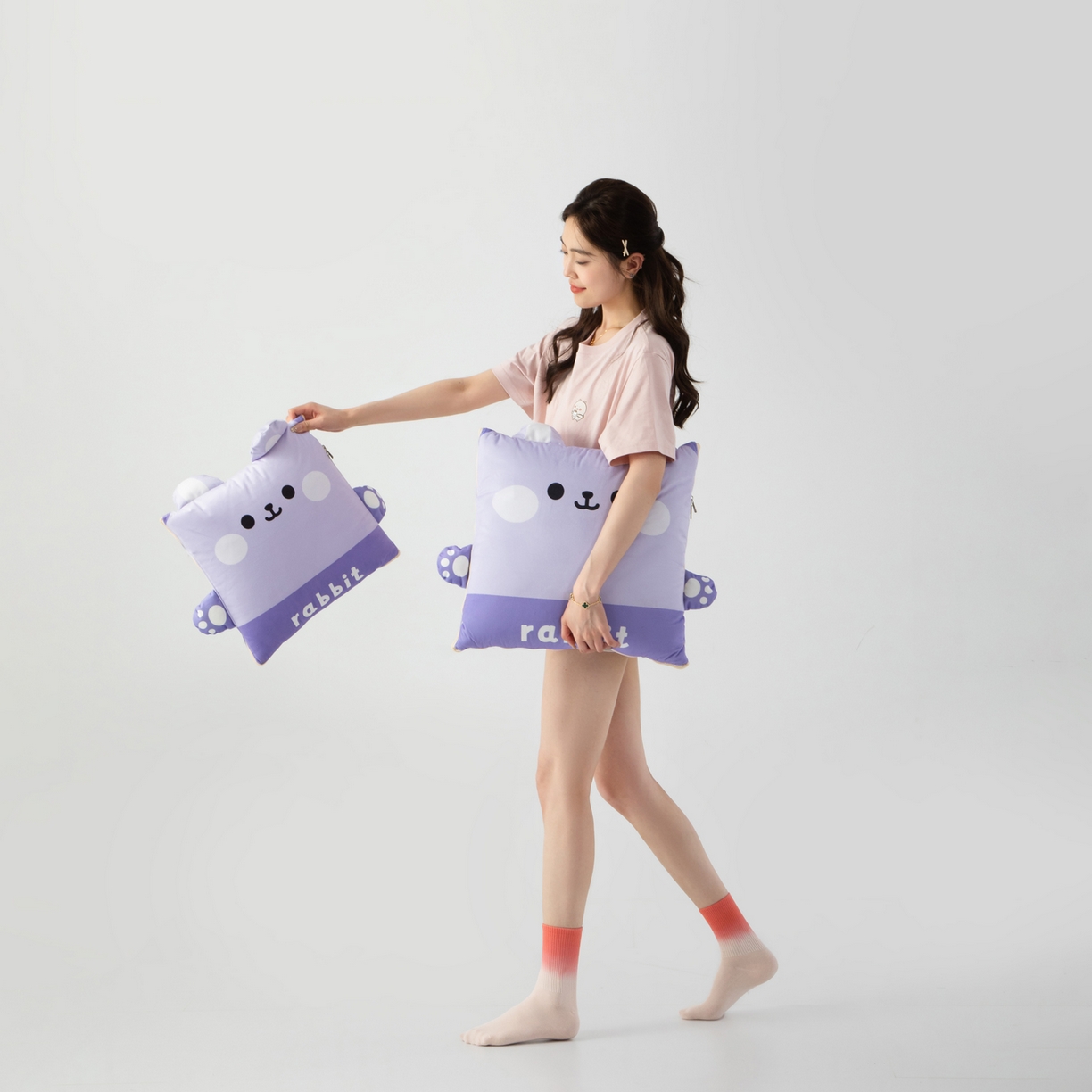 91家纺网 家纺一手货源 找家纺 雷娜家居 2026新款四季款萌宠系列抱枕被 萌萌兔