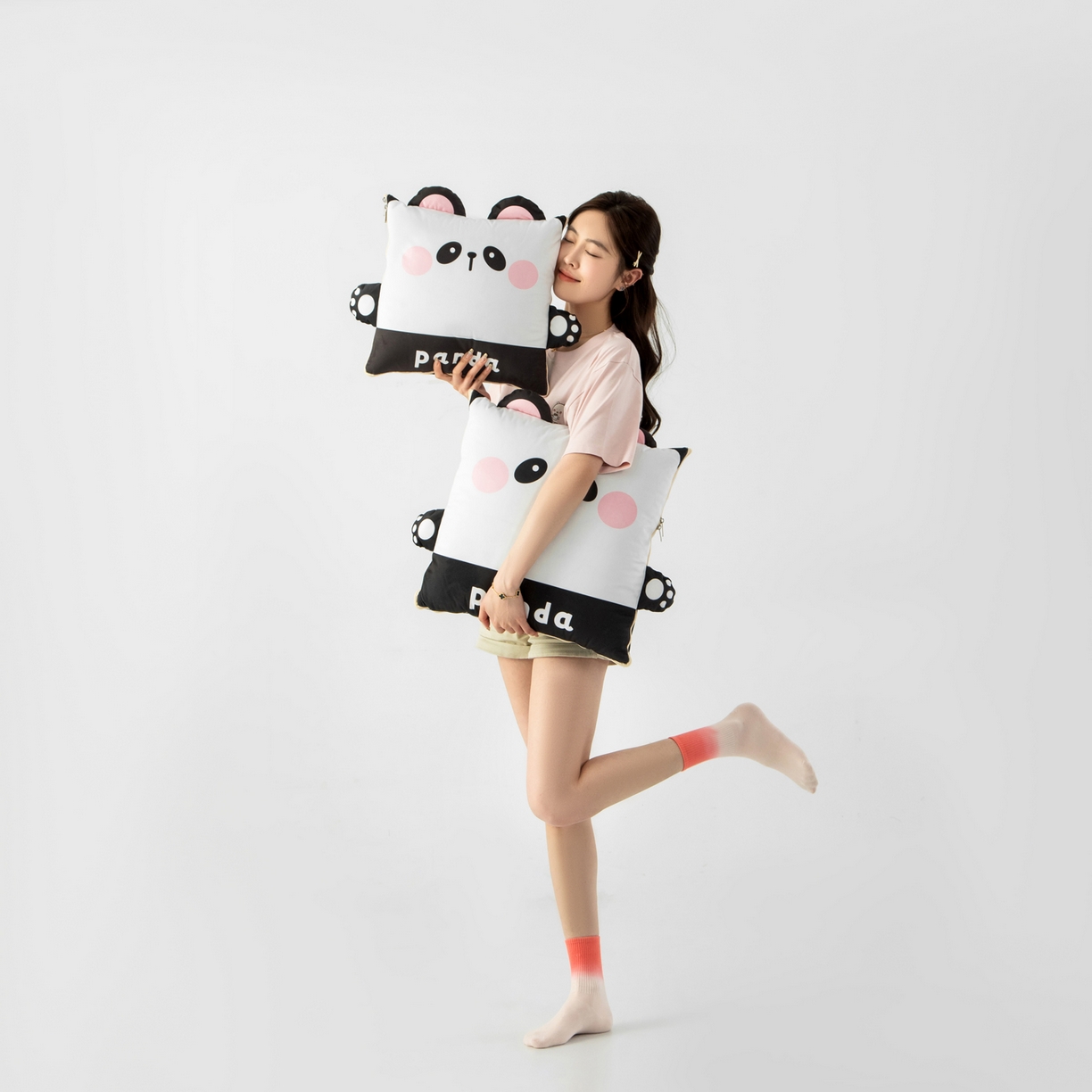 91家纺网 家纺一手货源 找家纺 雷娜家居 2026新款四季款萌宠系列抱枕被 小熊猫