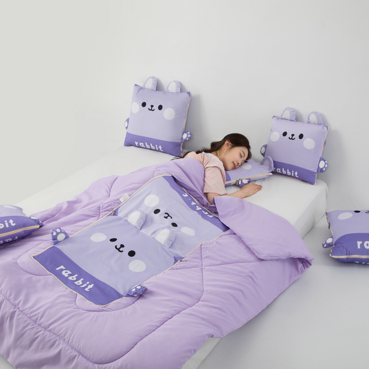 91家纺网 家纺一手货源 找家纺 雷娜家居 2026新款四季款萌宠系列抱枕被 萌萌兔