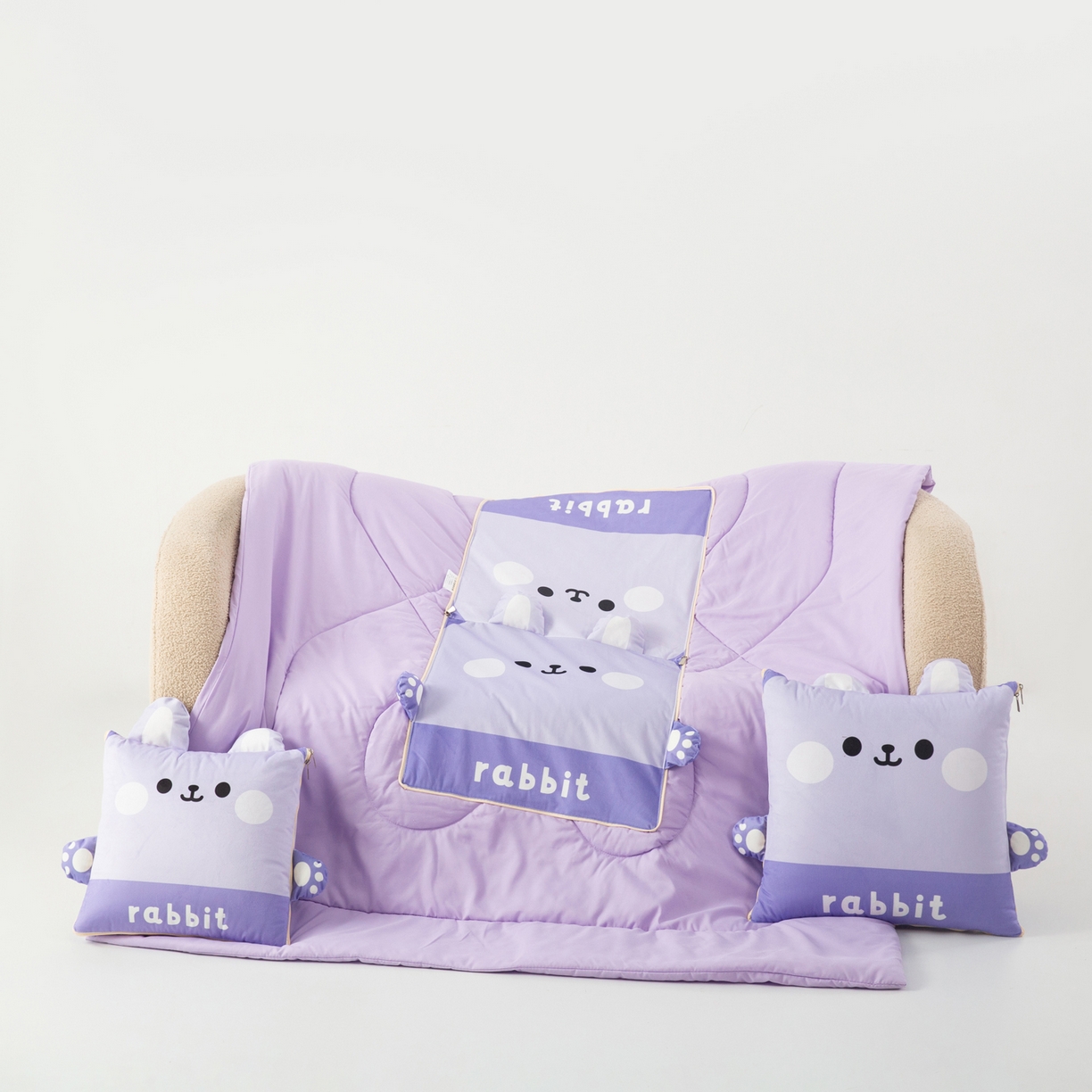 91家纺网 家纺一手货源 找家纺 雷娜家居 2026新款四季款萌宠系列抱枕被 萌萌兔