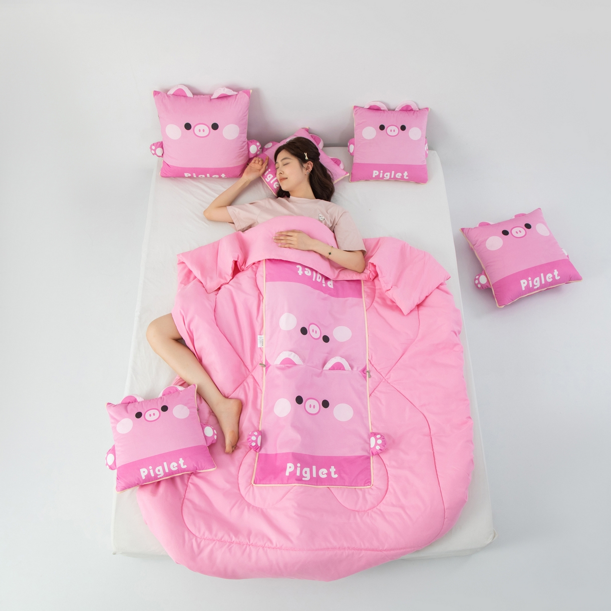 91家纺网 家纺一手货源 找家纺 雷娜家居 2026新款四季款萌宠系列抱枕被 萌萌猪