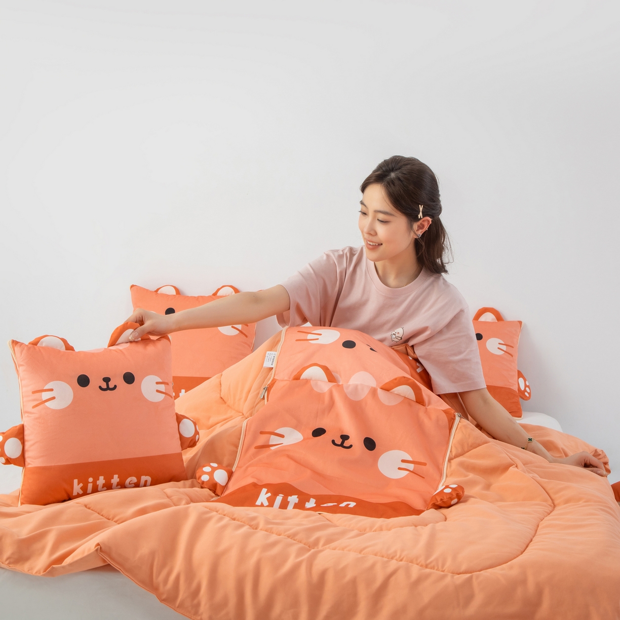 91家纺网 家纺一手货源 找家纺 雷娜家居 2026新款四季款萌宠系列抱枕被 小喵喵