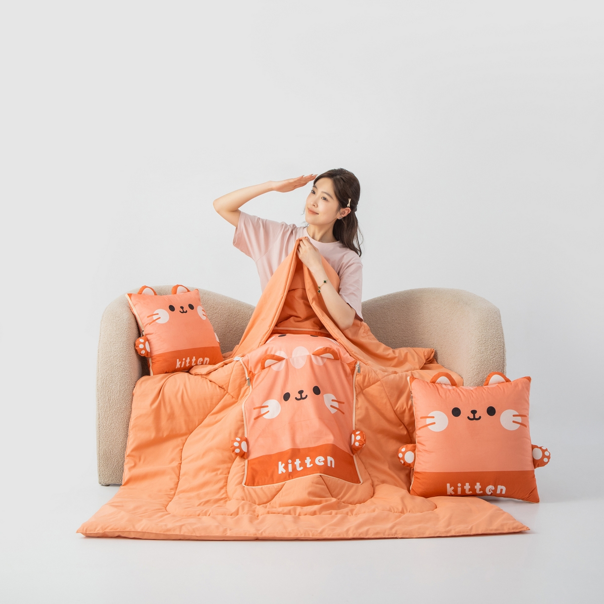 91家纺网 家纺一手货源 找家纺 雷娜家居 2026新款四季款萌宠系列抱枕被 小喵喵