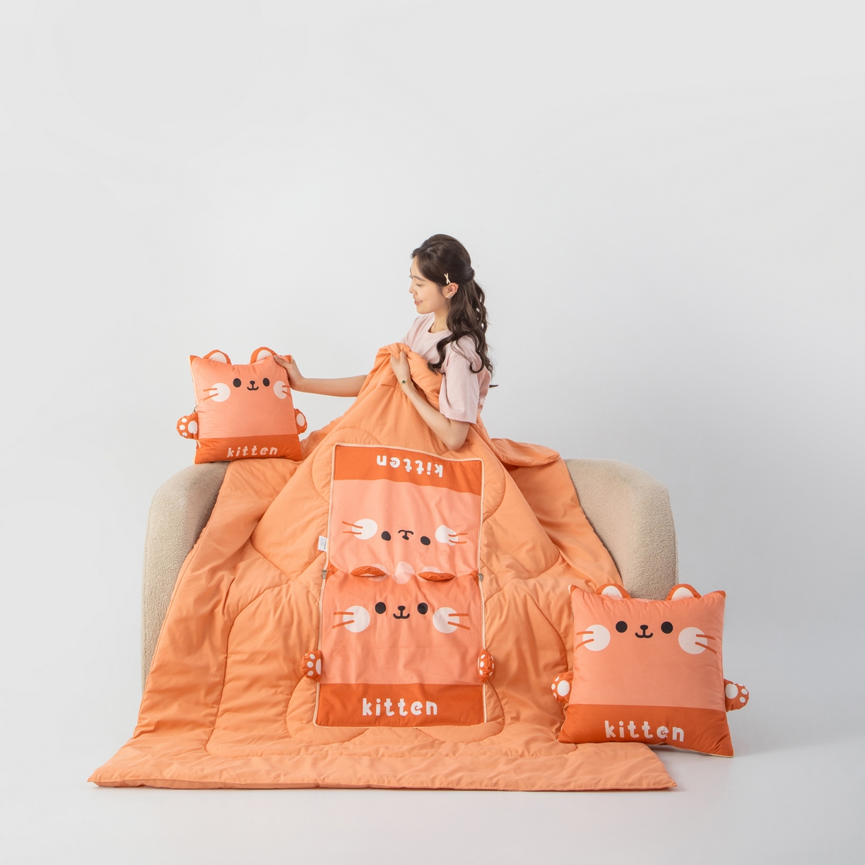 91家纺网 家纺一手货源 找家纺 雷娜家居 2026新款四季款萌宠系列抱枕被 小喵喵