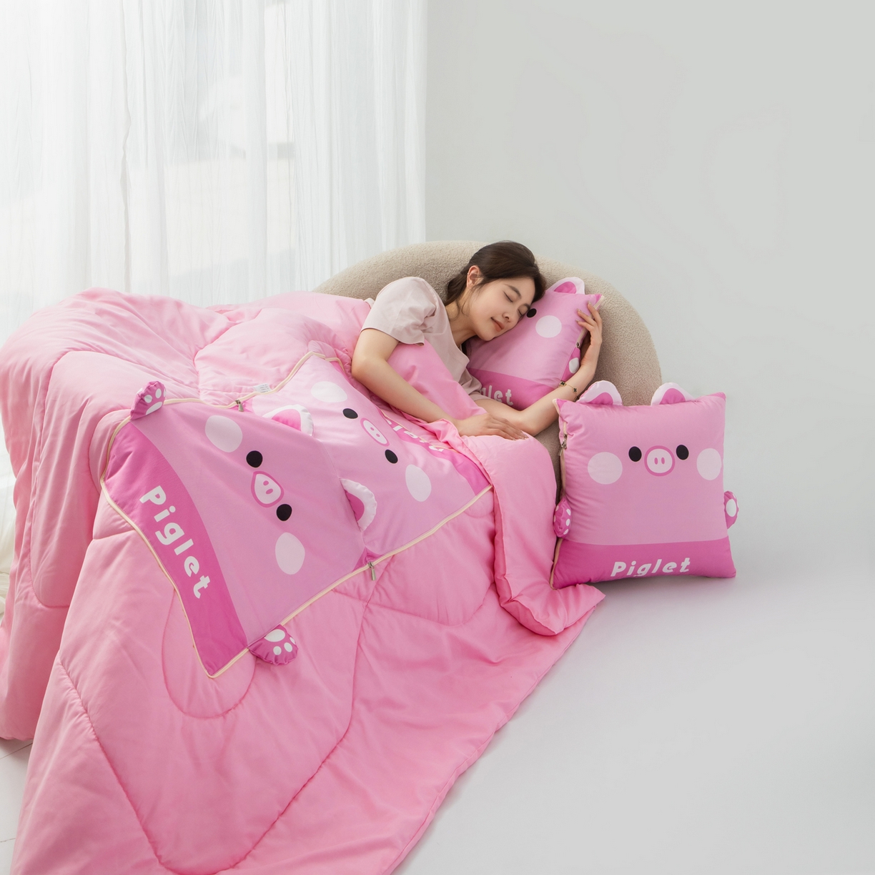 91家纺网 家纺一手货源 找家纺 雷娜家居 2026新款四季款萌宠系列抱枕被 萌萌猪