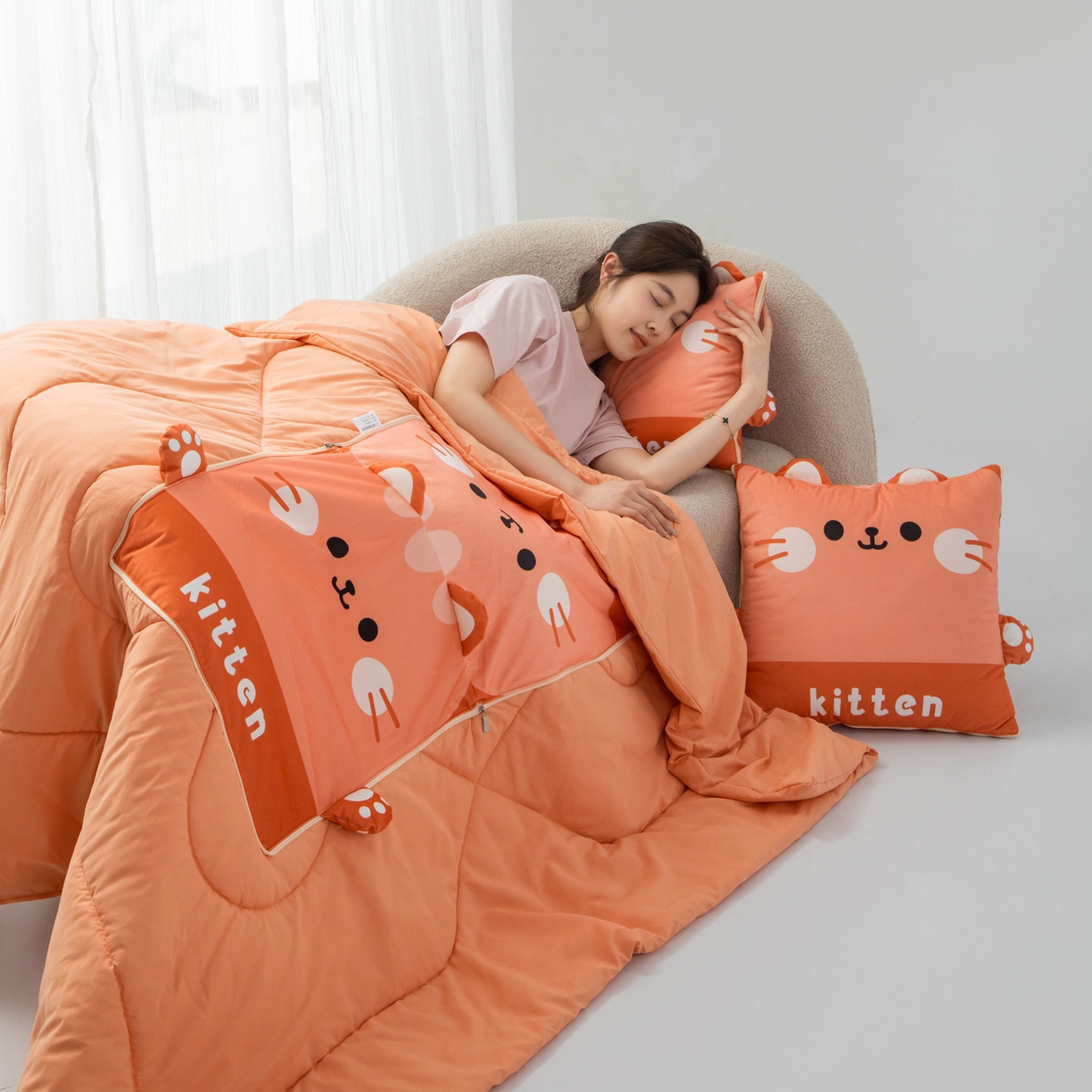 91家纺网 家纺一手货源 找家纺 雷娜家居 2026新款四季款萌宠系列抱枕被 小喵喵