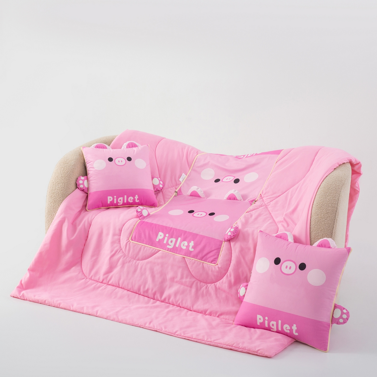 91家纺网 家纺一手货源 找家纺 雷娜家居 2026新款四季款萌宠系列抱枕被 萌萌猪