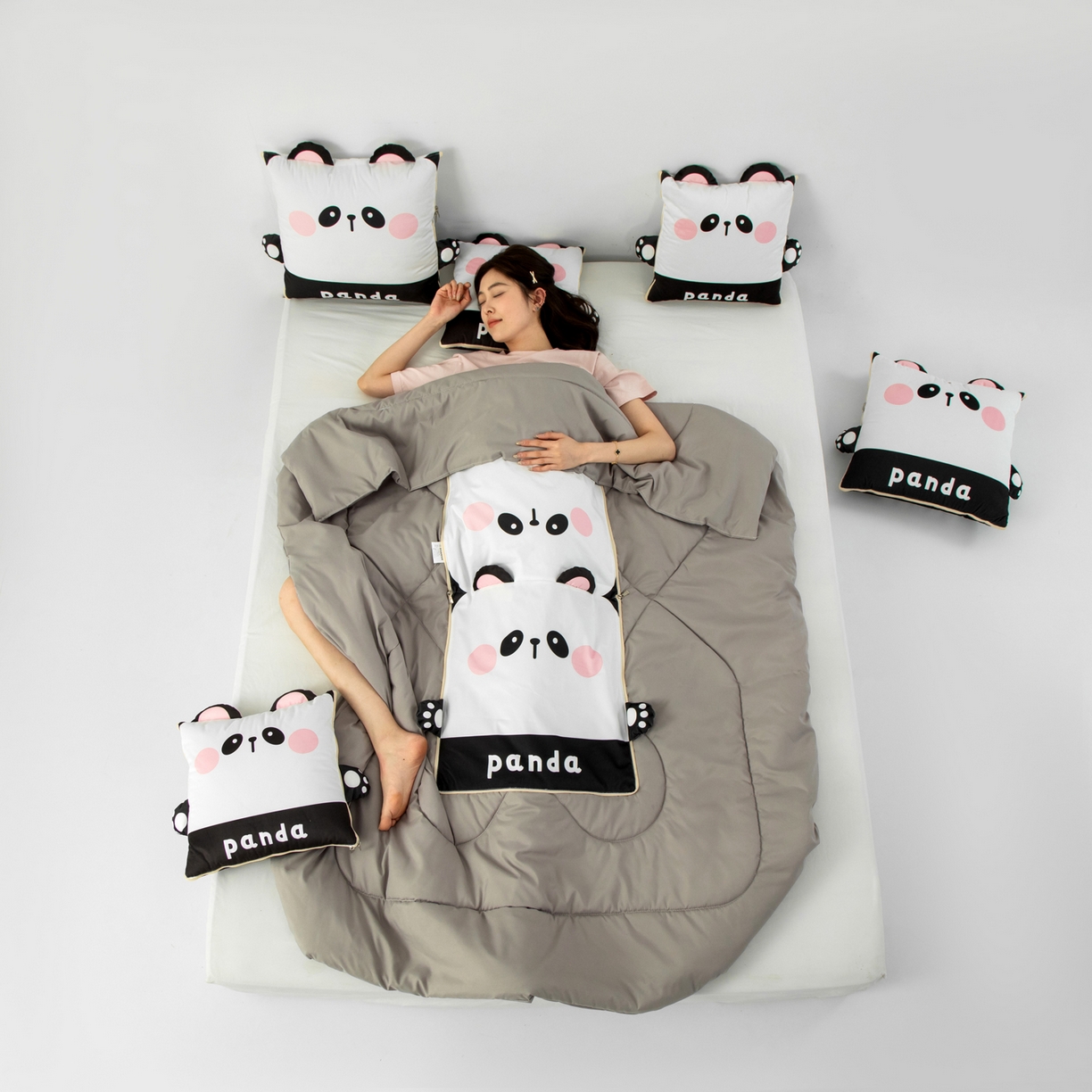 91家纺网 家纺一手货源 找家纺 雷娜家居 2026新款四季款萌宠系列抱枕被 小熊猫