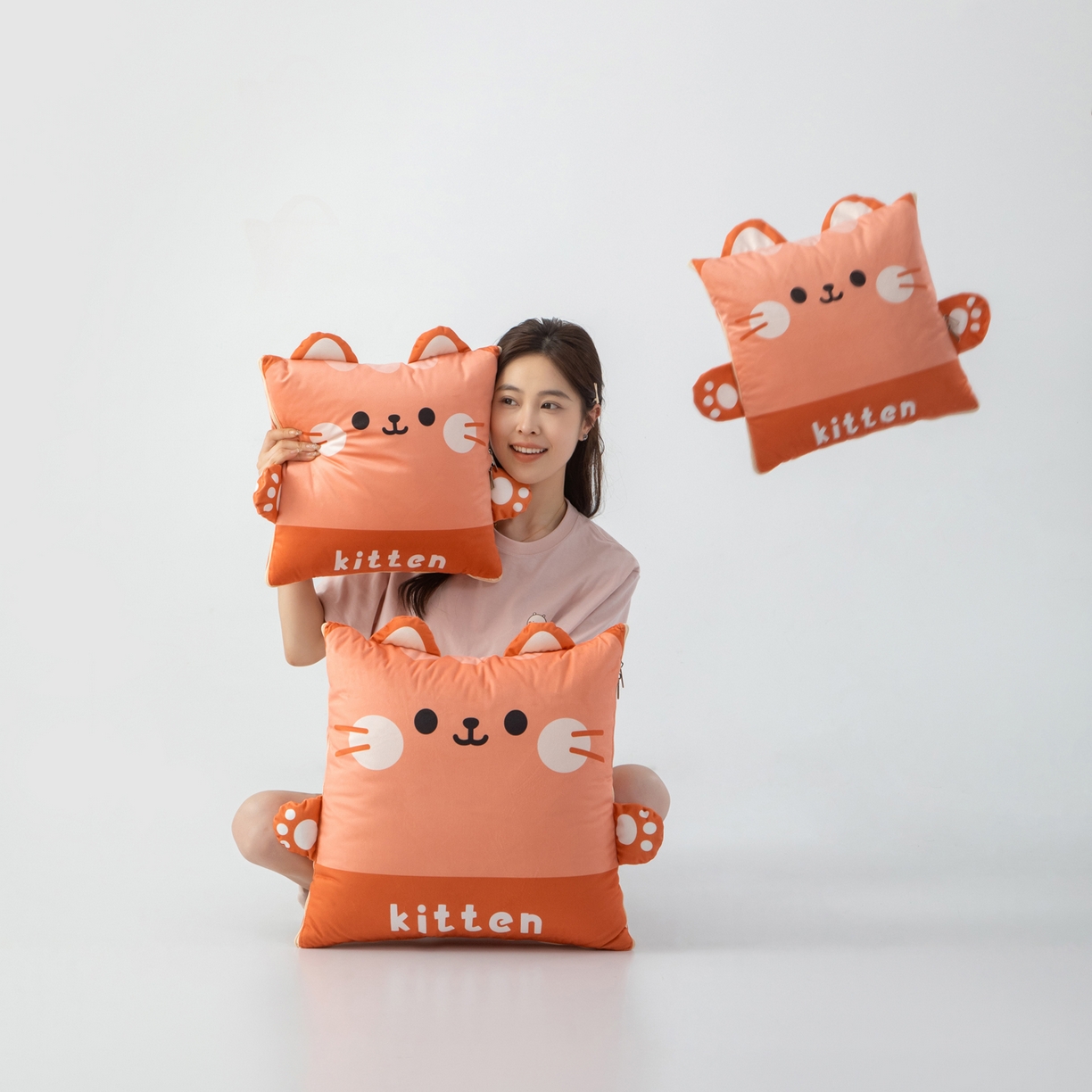 91家纺网 家纺一手货源 找家纺 雷娜家居 2026新款四季款萌宠系列抱枕被 小喵喵