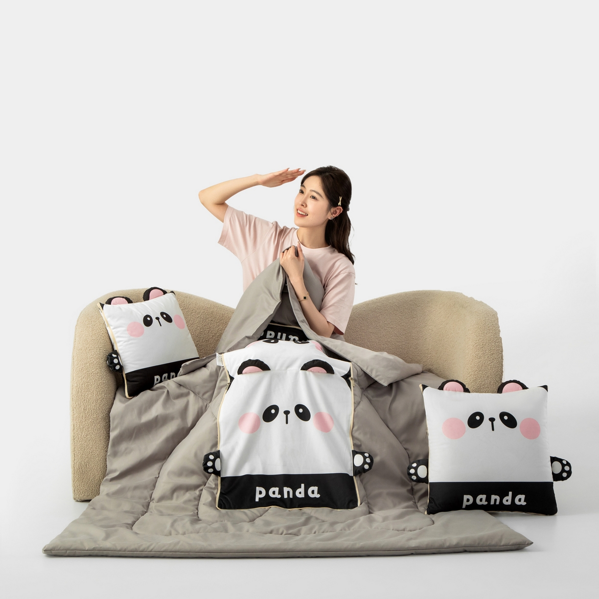 91家纺网 家纺一手货源 找家纺 雷娜家居 2026新款四季款萌宠系列抱枕被 小熊猫