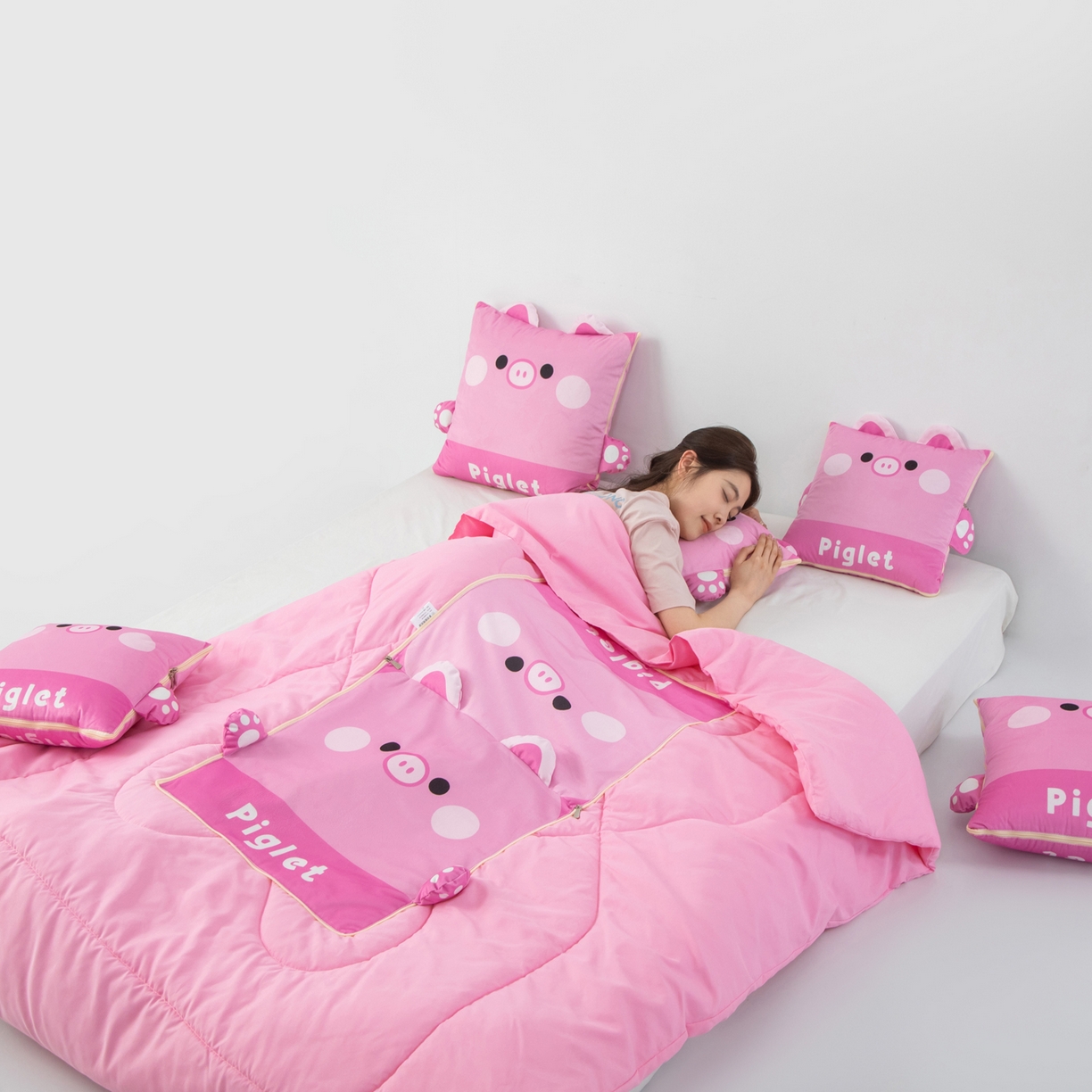 91家纺网 家纺一手货源 找家纺 雷娜家居 2026新款四季款萌宠系列抱枕被 萌萌猪