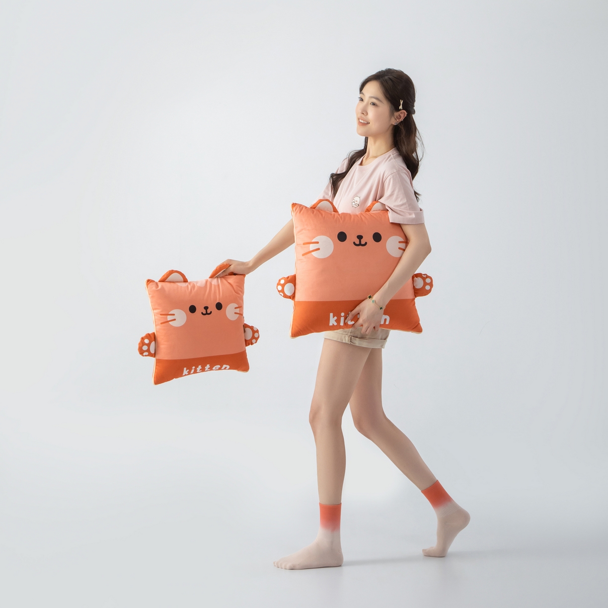 91家纺网 家纺一手货源 找家纺 雷娜家居 2026新款四季款萌宠系列抱枕被 小喵喵