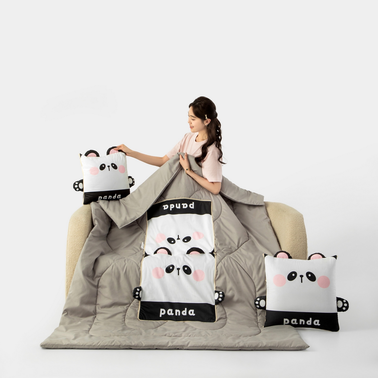 91家纺网 家纺一手货源 找家纺 雷娜家居 2026新款四季款萌宠系列抱枕被 小熊猫