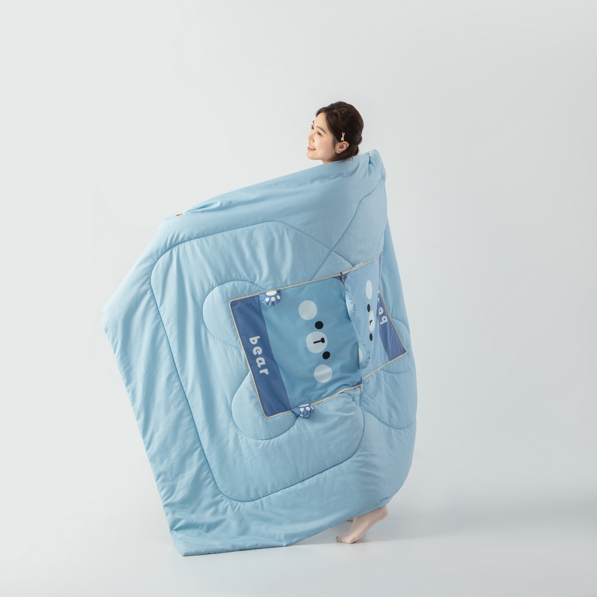 91家纺网 家纺一手货源 找家纺 雷娜家居 2026新款四季款萌宠系列抱枕被 萌萌熊