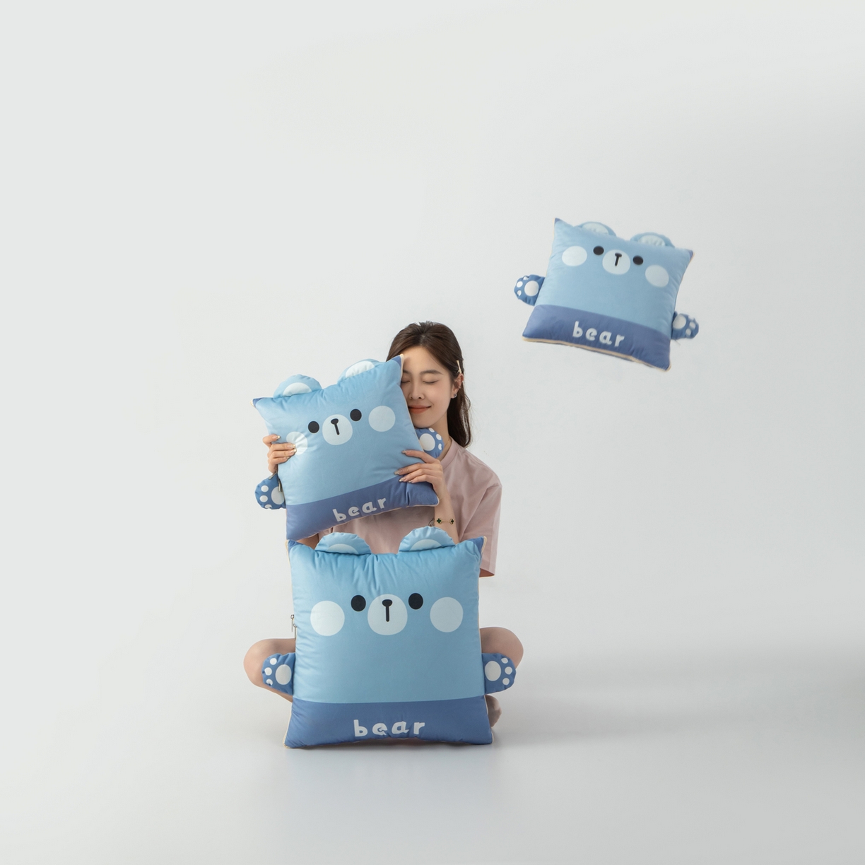 91家纺网 家纺一手货源 找家纺 雷娜家居 2026新款四季款萌宠系列抱枕被 萌萌熊