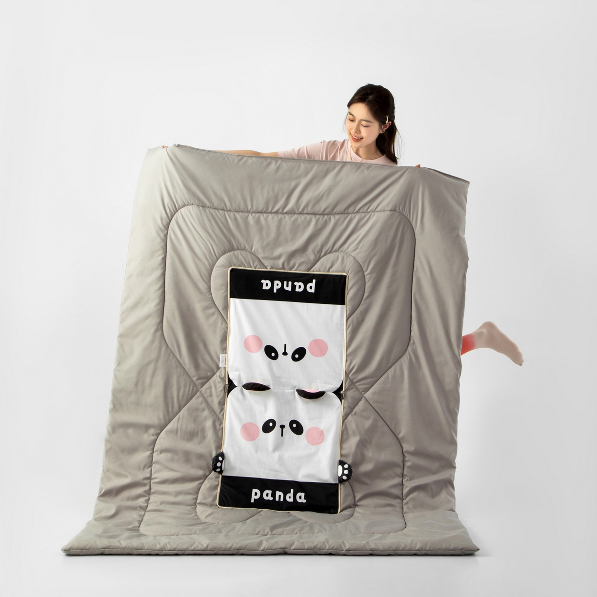 91家纺网 家纺一手货源 找家纺 雷娜家居 2026新款四季款萌宠系列抱枕被 小熊猫