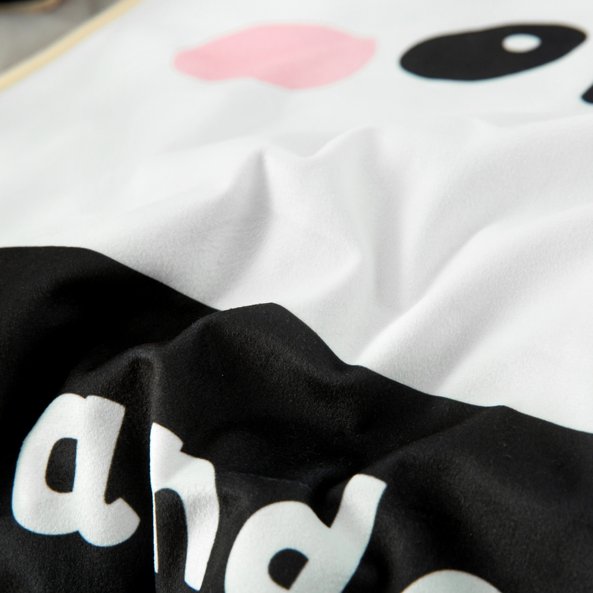 91家纺网 家纺一手货源 找家纺 雷娜家居 2026新款四季款萌宠系列抱枕被 小熊猫