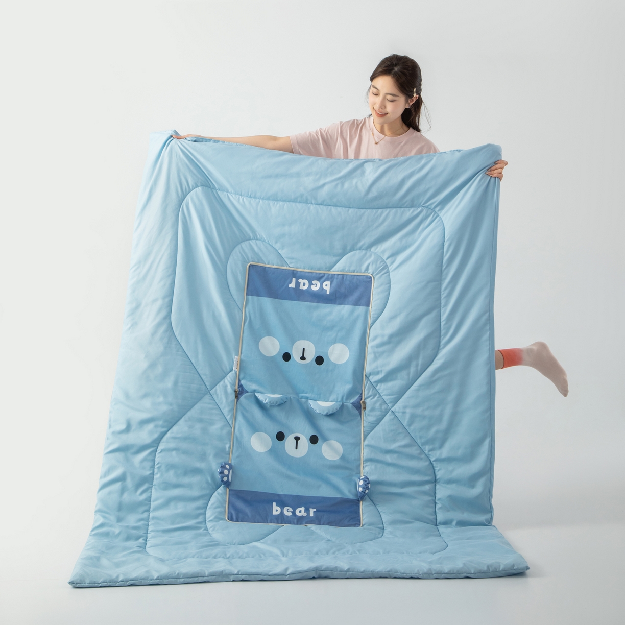 91家纺网 家纺一手货源 找家纺 雷娜家居 2026新款四季款萌宠系列抱枕被 萌萌熊