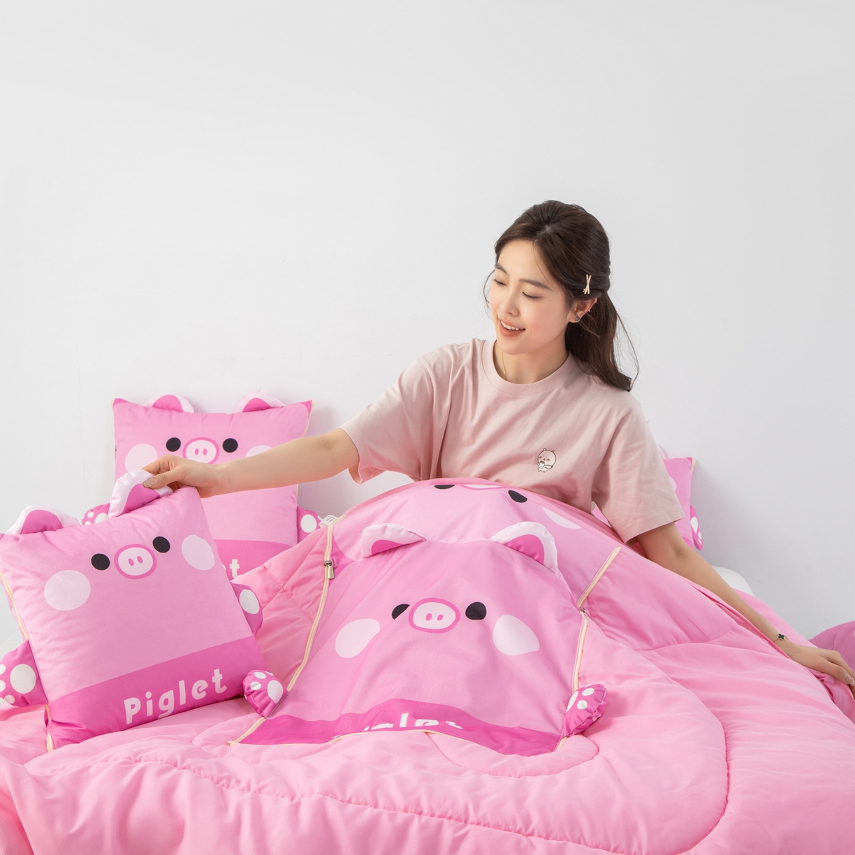 91家纺网 家纺一手货源 找家纺 雷娜家居 2026新款四季款萌宠系列抱枕被 萌萌猪