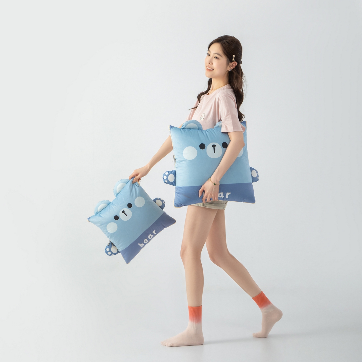 91家纺网 家纺一手货源 找家纺 雷娜家居 2026新款四季款萌宠系列抱枕被 萌萌熊