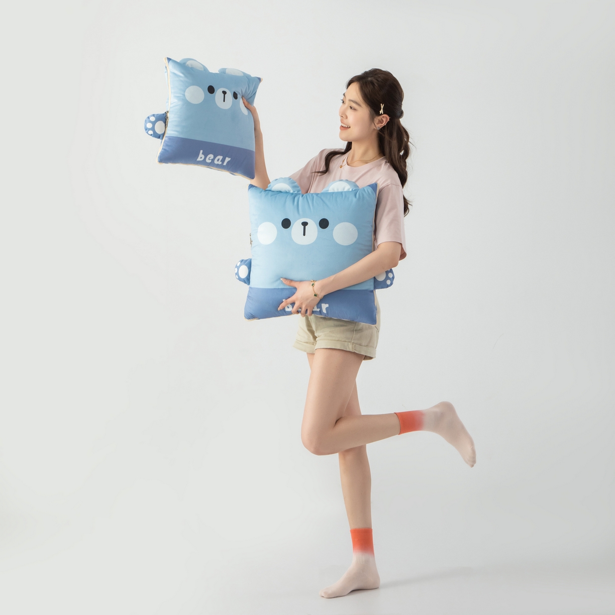 91家纺网 家纺一手货源 找家纺 雷娜家居 2026新款四季款萌宠系列抱枕被 萌萌熊