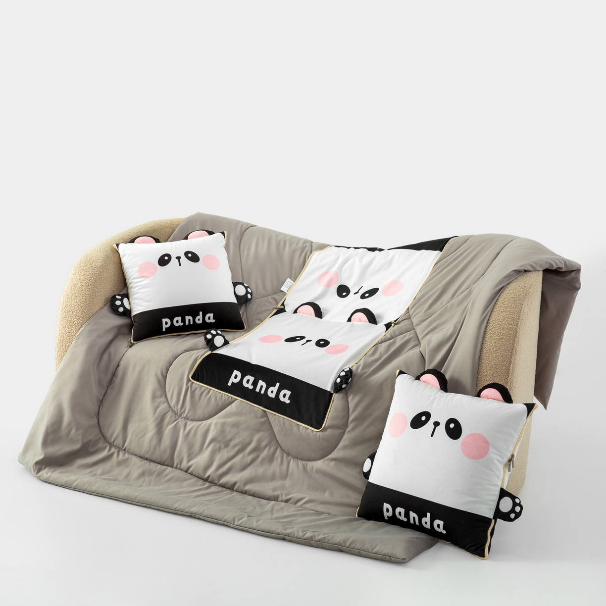 91家纺网 家纺一手货源 找家纺 雷娜家居 2026新款四季款萌宠系列抱枕被 小熊猫