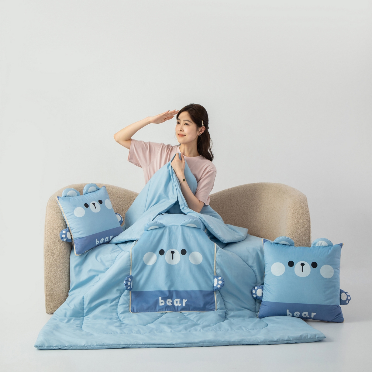 91家纺网 家纺一手货源 找家纺 雷娜家居 2026新款四季款萌宠系列抱枕被 萌萌熊