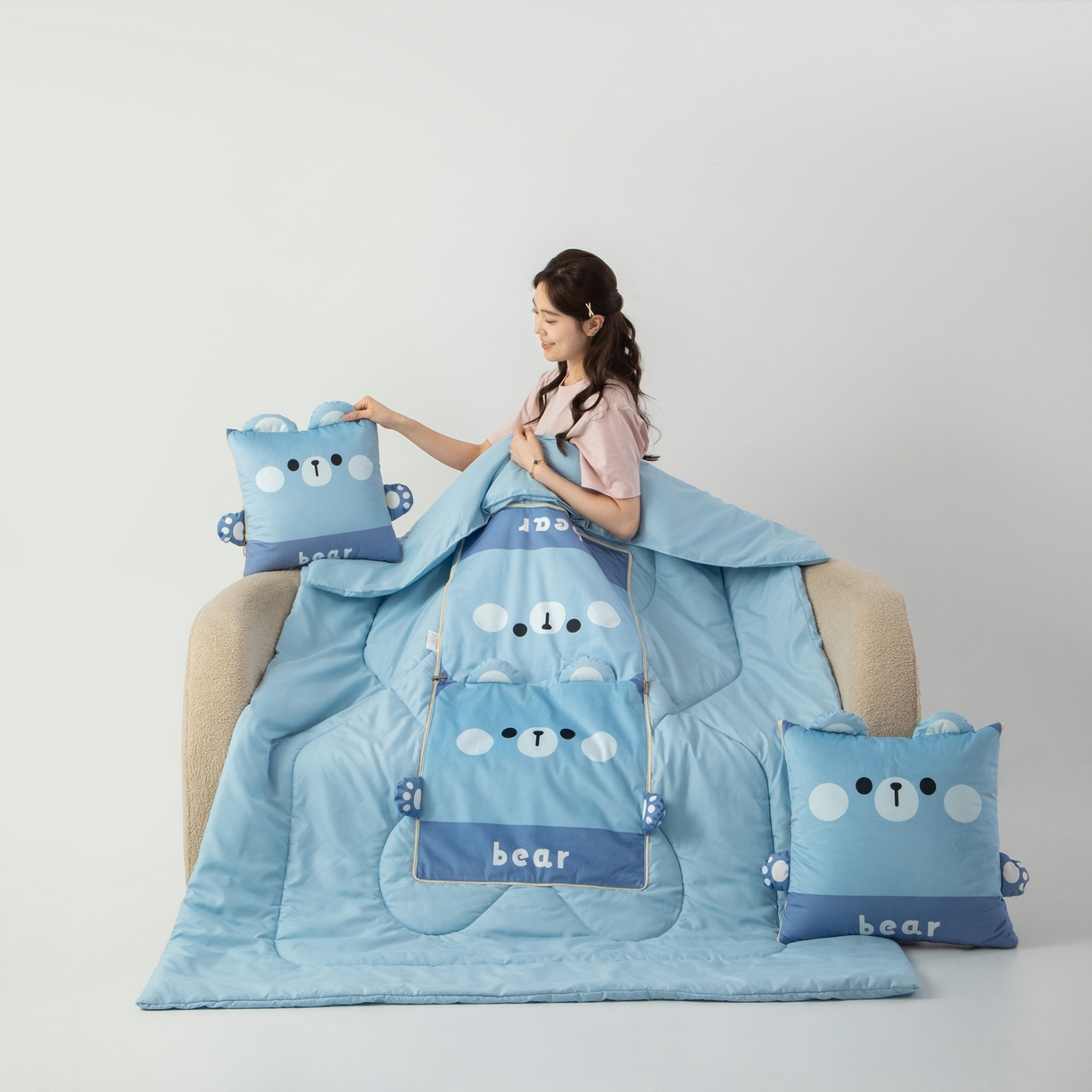 91家纺网 家纺一手货源 找家纺 雷娜家居 2026新款四季款萌宠系列抱枕被 萌萌熊