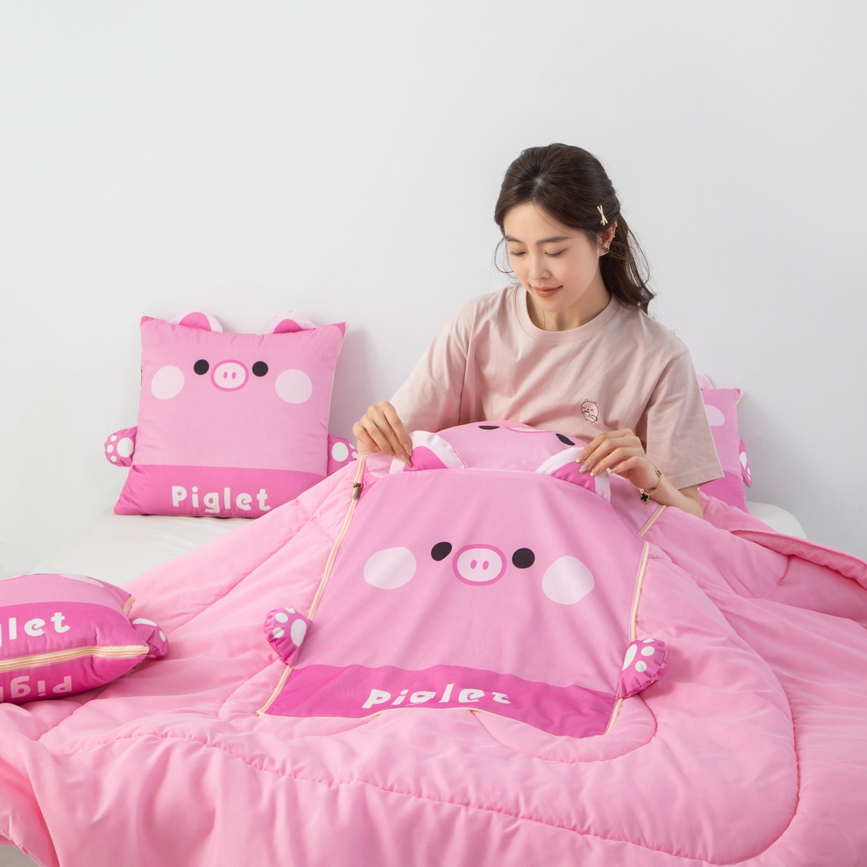 91家纺网 家纺一手货源 找家纺 雷娜家居 2026新款四季款萌宠系列抱枕被 萌萌猪