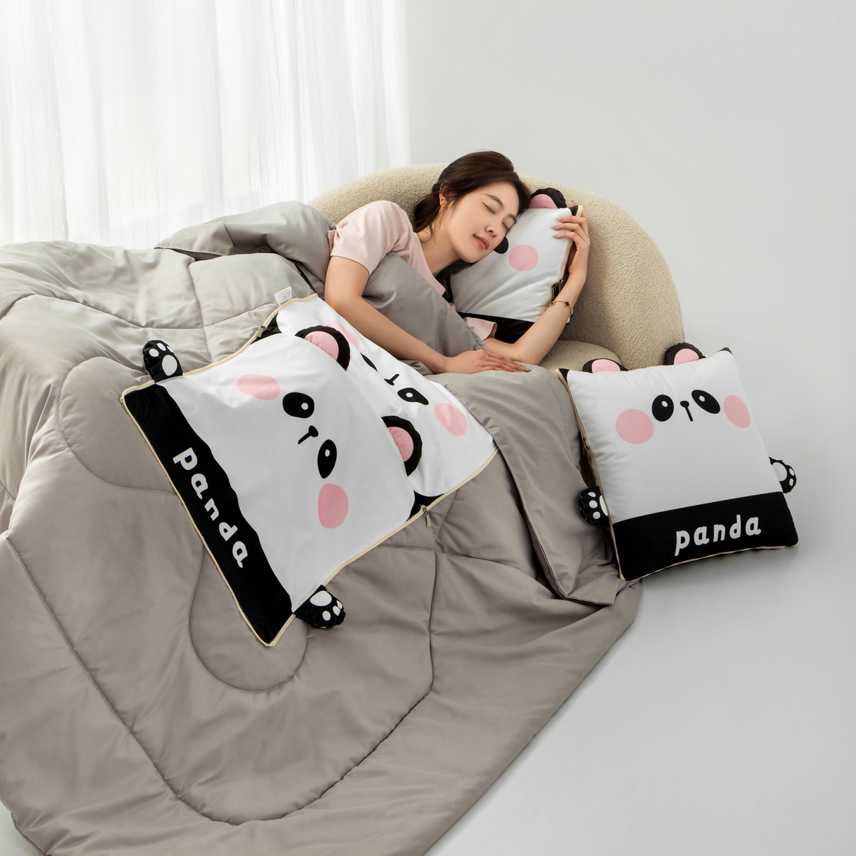 91家纺网 家纺一手货源 找家纺 雷娜家居 2026新款四季款萌宠系列抱枕被 小熊猫