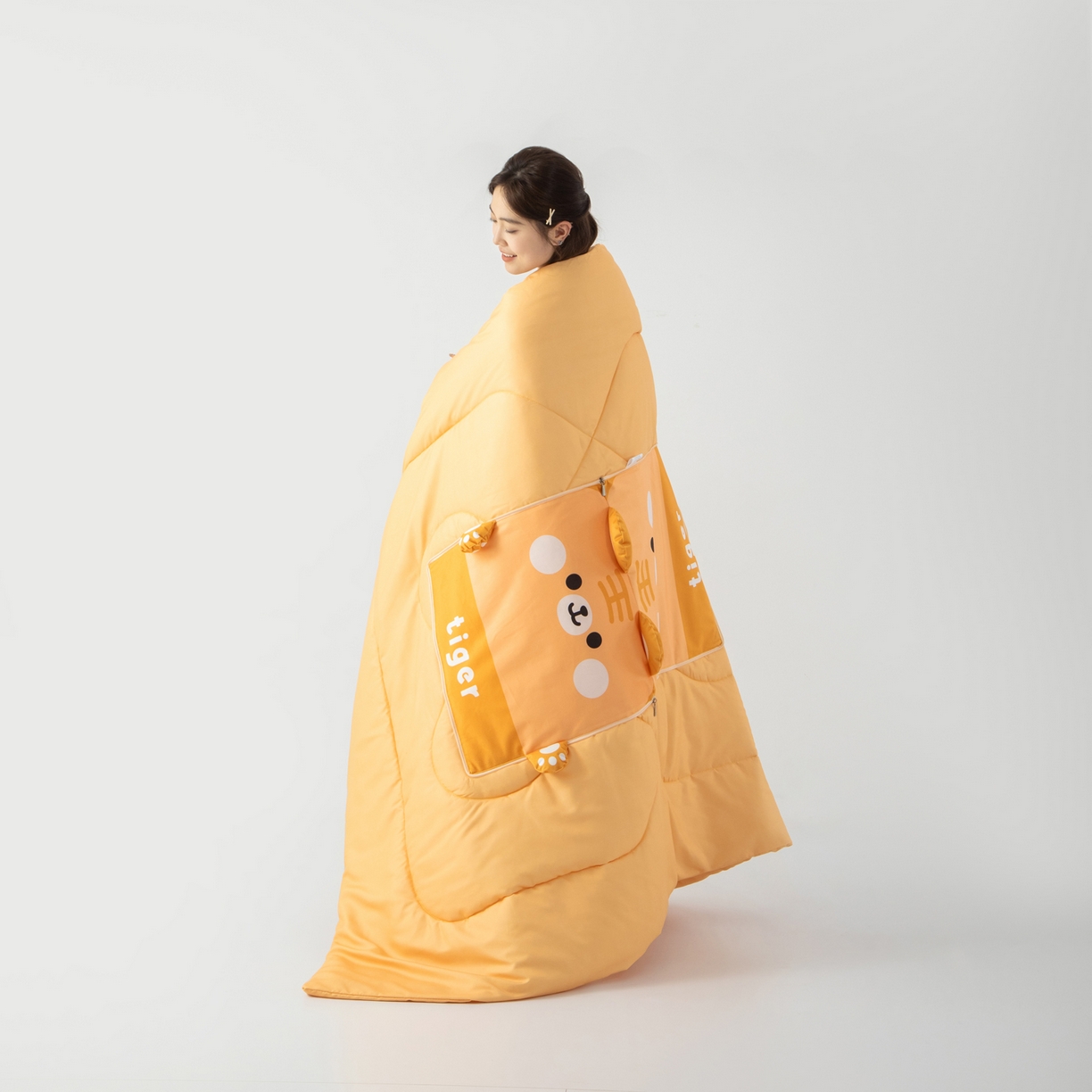 91家纺网 家纺一手货源 找家纺 雷娜家居 2026新款四季款萌宠系列抱枕被 萌虎