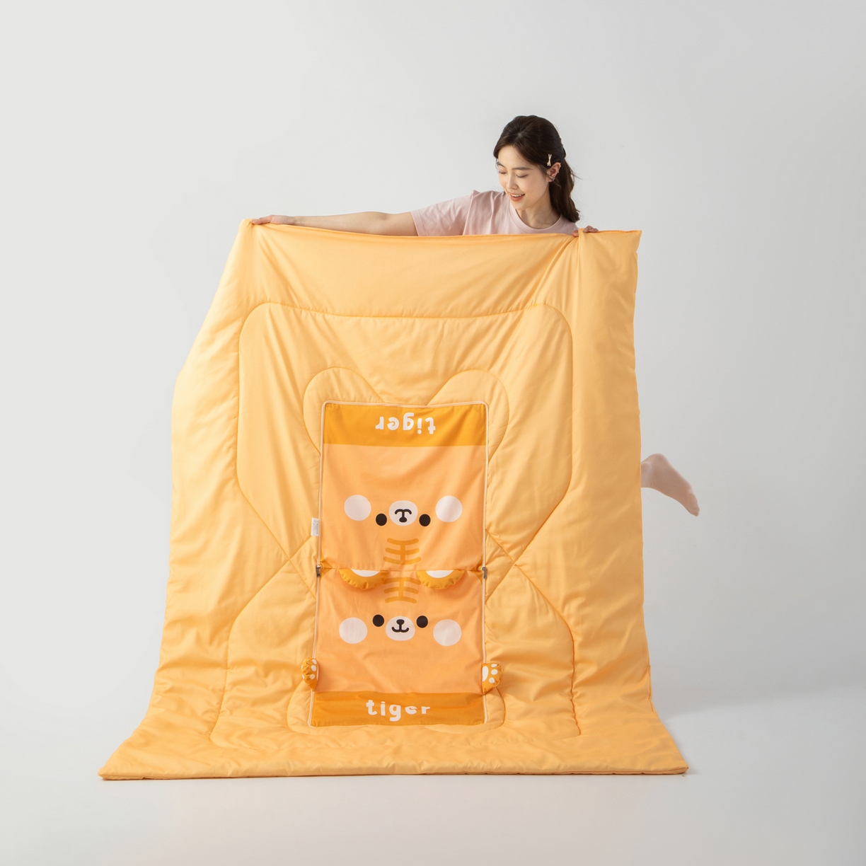 91家纺网 家纺一手货源 找家纺 雷娜家居 2026新款四季款萌宠系列抱枕被 萌虎