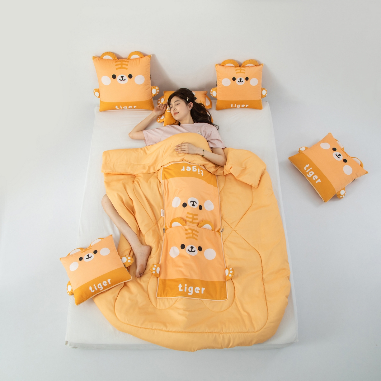 91家纺网 家纺一手货源 找家纺 雷娜家居 2026新款四季款萌宠系列抱枕被 萌虎