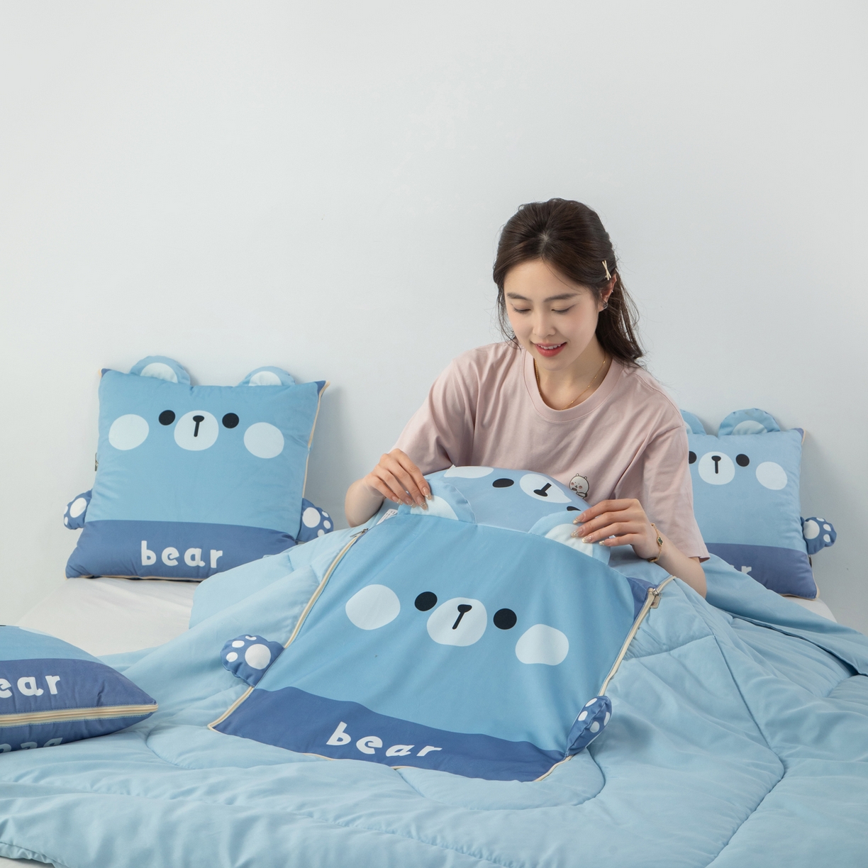 91家纺网 家纺一手货源 找家纺 雷娜家居 2026新款四季款萌宠系列抱枕被 萌萌熊