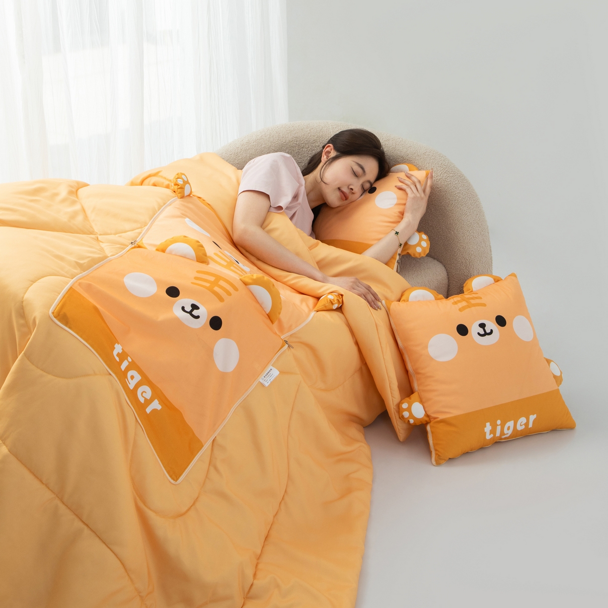 91家纺网 家纺一手货源 找家纺 雷娜家居 2026新款四季款萌宠系列抱枕被 萌虎