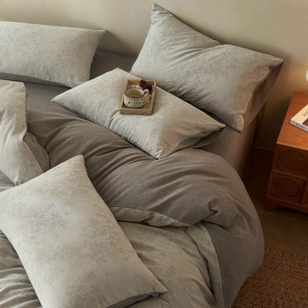 91家纺网 家纺一手货源 找家纺 如一 2026春夏新款色织提花全棉纯棉水洗棉四件套 花忆-灰