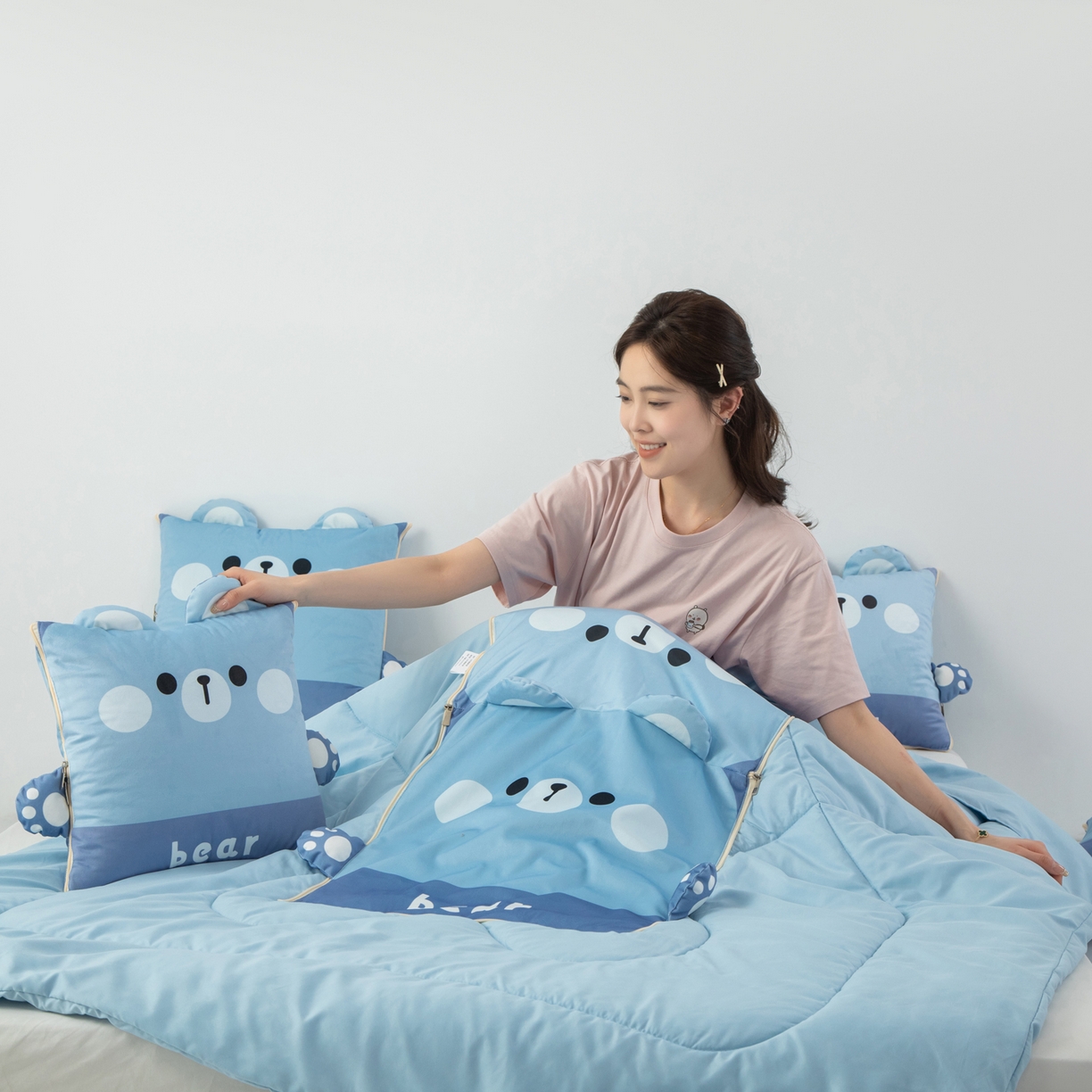 91家纺网 家纺一手货源 找家纺 雷娜家居 2026新款四季款萌宠系列抱枕被 萌萌熊