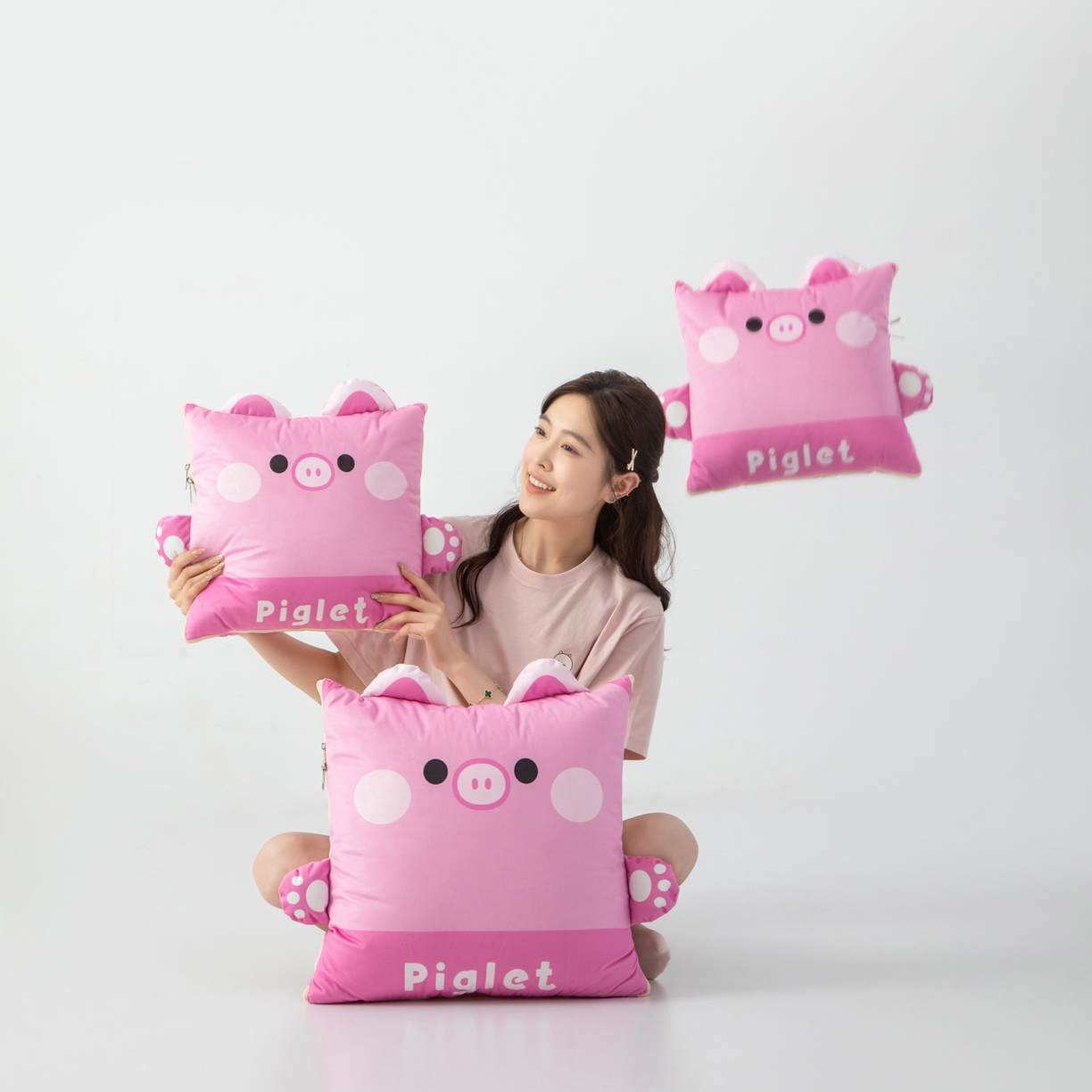 91家纺网 家纺一手货源 找家纺 雷娜家居 2026新款四季款萌宠系列抱枕被 萌萌猪