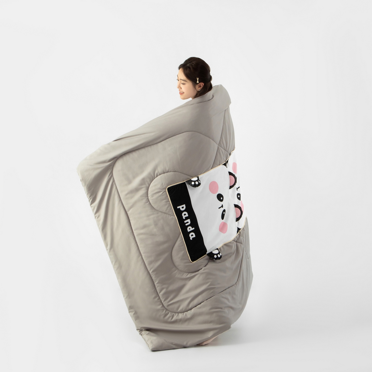 91家纺网 家纺一手货源 找家纺 雷娜家居 2026新款四季款萌宠系列抱枕被 小熊猫