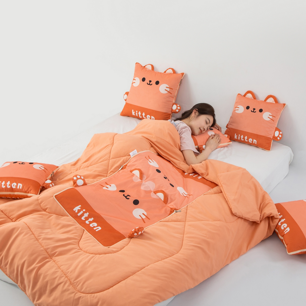 91家纺网 家纺一手货源 找家纺 雷娜家居 2026新款四季款萌宠系列抱枕被 小喵喵