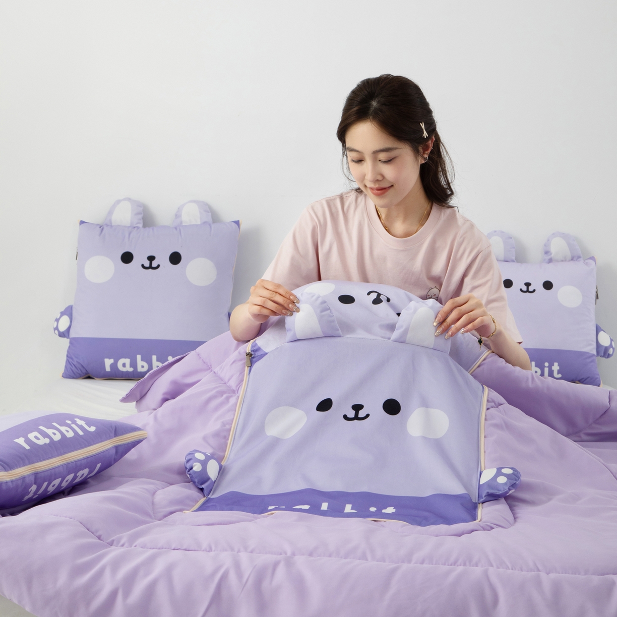 91家纺网 家纺一手货源 找家纺 雷娜家居 2026新款四季款萌宠系列抱枕被 萌萌兔