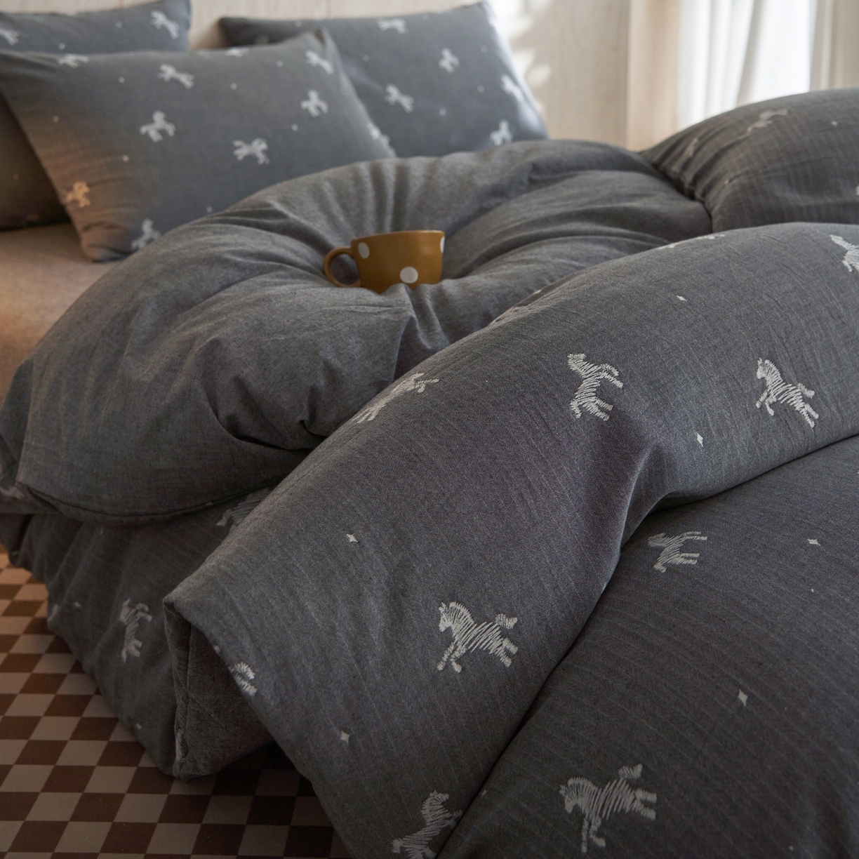 91家纺网 家纺一手货源 找家纺 如一 2026春夏新款色织提花全棉纯棉水洗棉四件套 骏影-黑