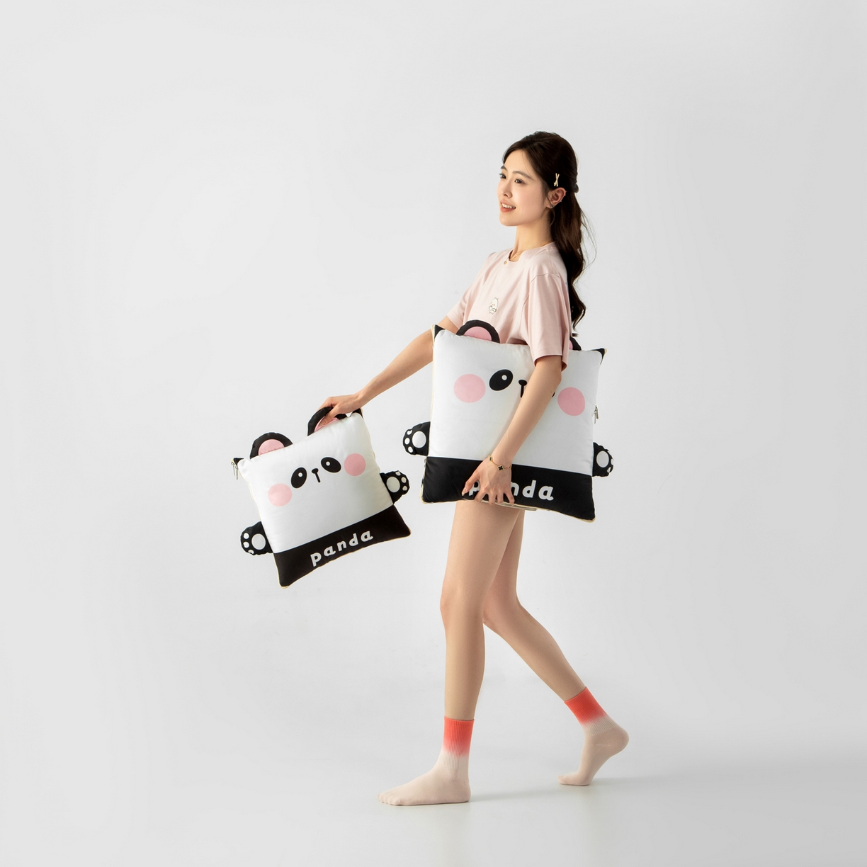 91家纺网 家纺一手货源 找家纺 雷娜家居 2026新款四季款萌宠系列抱枕被 小熊猫