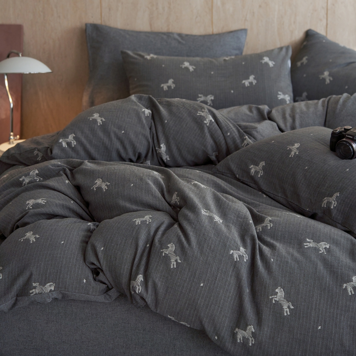 91家纺网 家纺一手货源 找家纺 如一 2026春夏新款色织提花全棉纯棉水洗棉四件套 骏影-黑