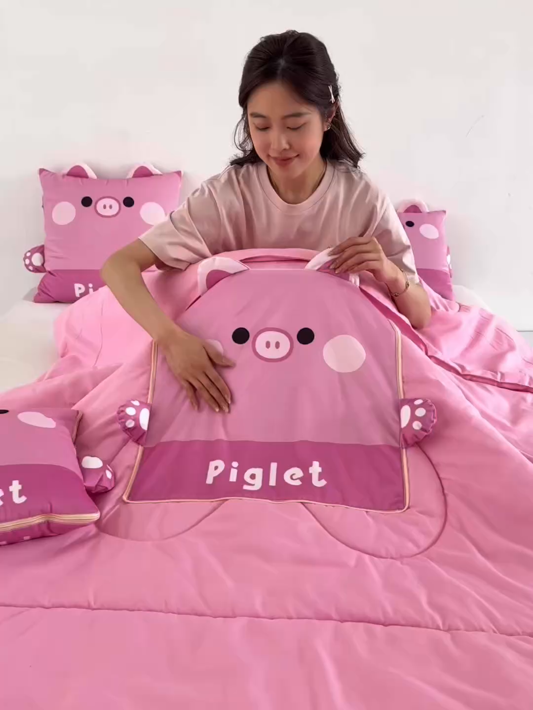 91家纺网 家纺一手货源 找家纺 雷娜家居 2026新款四季款萌宠系列抱枕被 萌萌猪