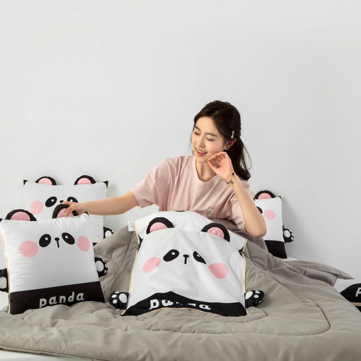 91家纺网 家纺一手货源 找家纺 雷娜家居 2026新款四季款萌宠系列抱枕被 小熊猫