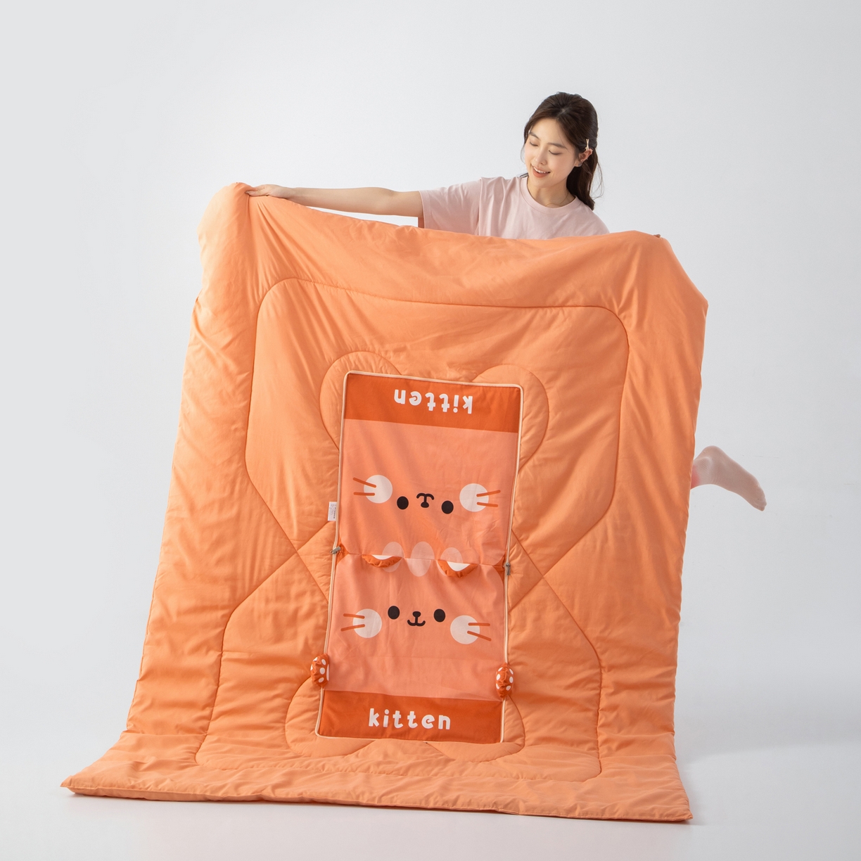 91家纺网 家纺一手货源 找家纺 雷娜家居 2026新款四季款萌宠系列抱枕被 小喵喵