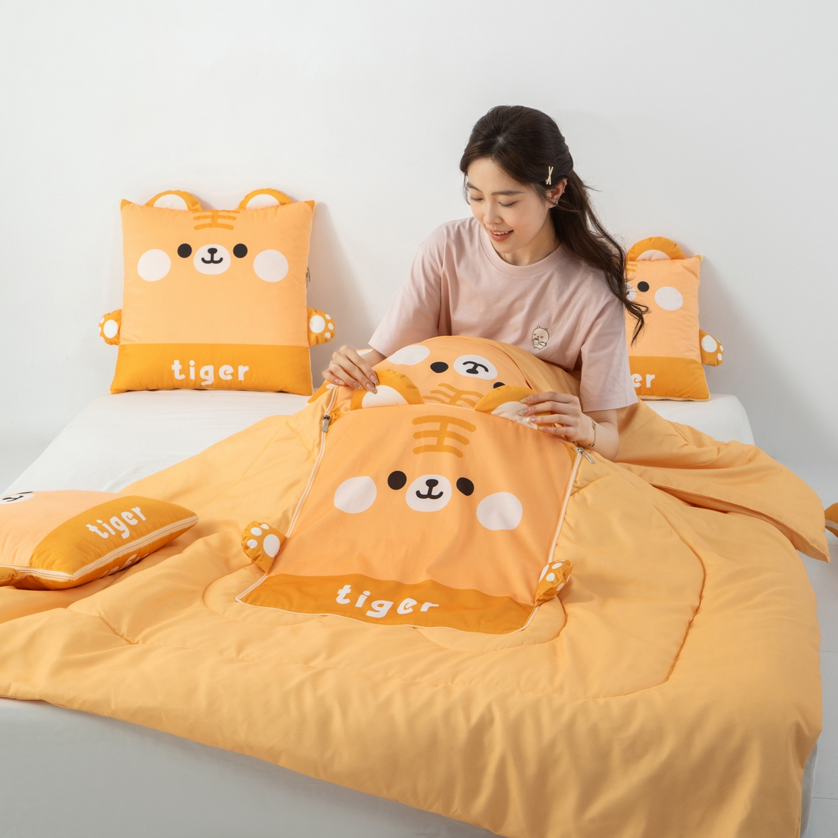 91家纺网 家纺一手货源 找家纺 雷娜家居 2026新款四季款萌宠系列抱枕被 萌虎