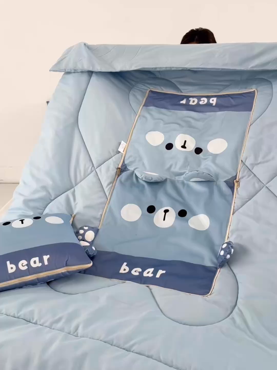 91家纺网 家纺一手货源 找家纺 雷娜家居 2026新款四季款萌宠系列抱枕被 萌萌熊