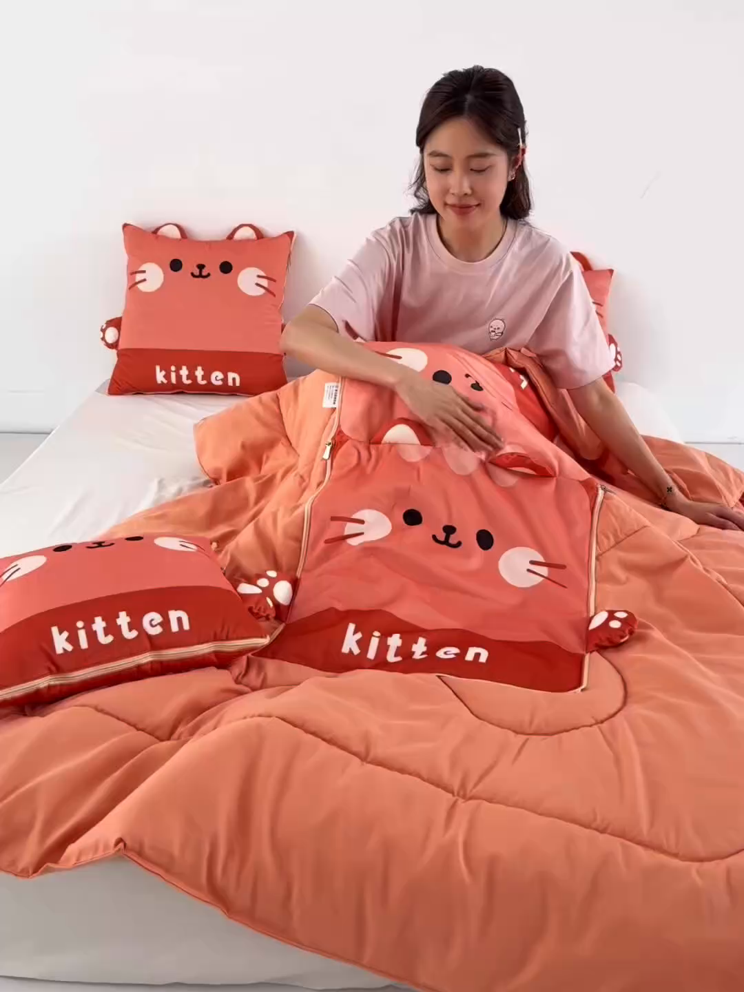 91家纺网 家纺一手货源 找家纺 雷娜家居 2026新款四季款萌宠系列抱枕被 小喵喵